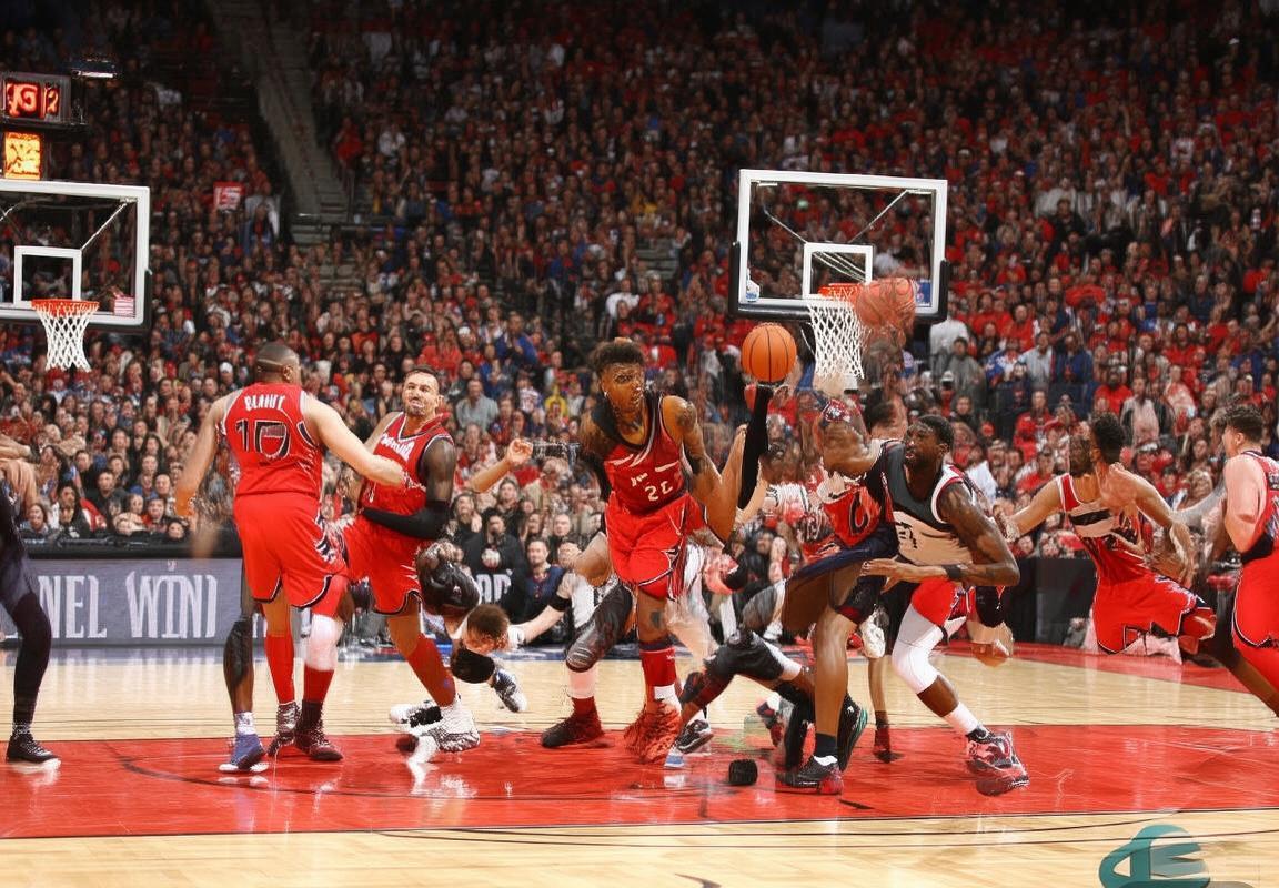 NBA季后赛激战：猛龙对骑士焦点战精彩瞬间回顾(图1)